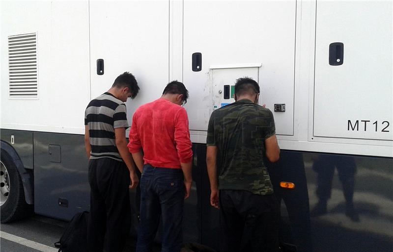 Gang smuggles 106 foreigners across border, earning €66,500