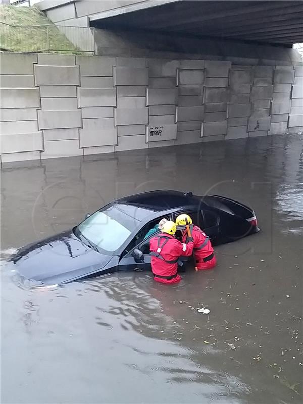 Britanija očekuje novu snažnu oluju, otkazuju se letovi