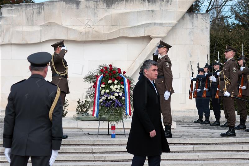 Milanović polaže vijence na Mirogoju 