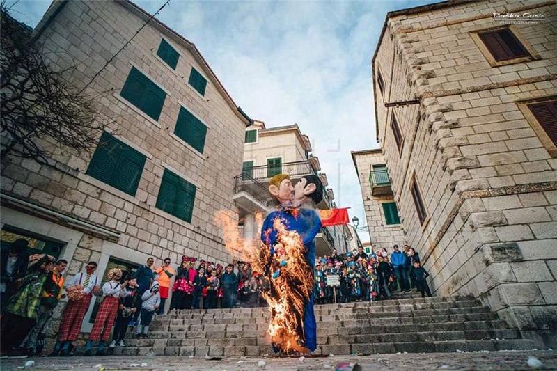 Gov't condemns burning of effigy of same-sex couple with child