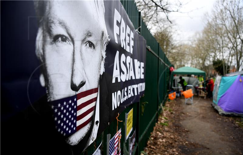 Assange se žali da ne može pratiti postupak za izručenje SAD-u