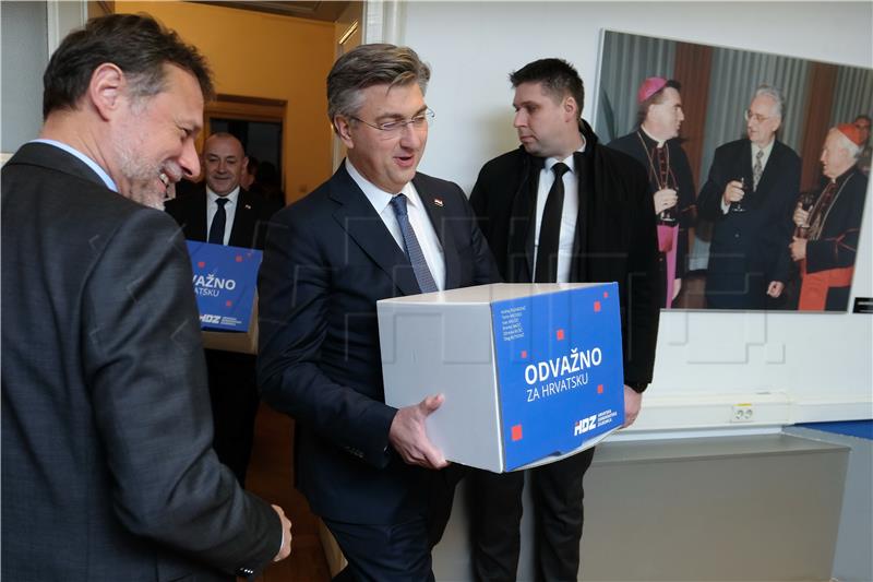 Plenković predao prikupljene potpise