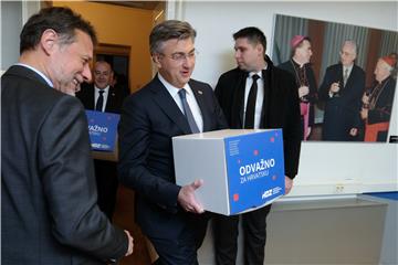 Plenković predao prikupljene potpise