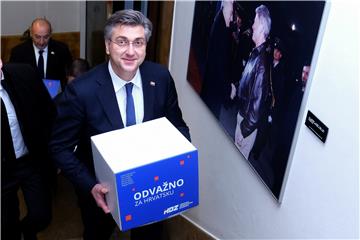 Plenković predao prikupljene potpise