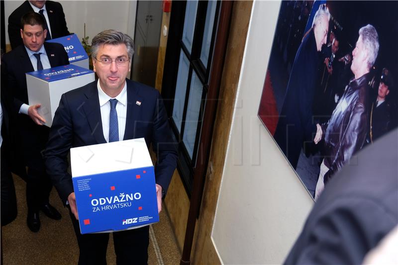 Plenković predao prikupljene potpise