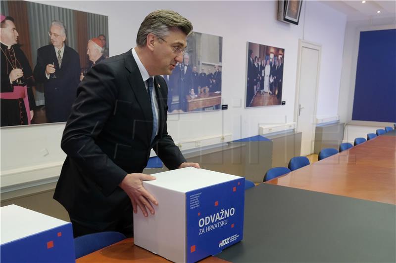 Plenkovic hands in lists with over 45,000 signatures supporting his candidacy for HDZ leader 