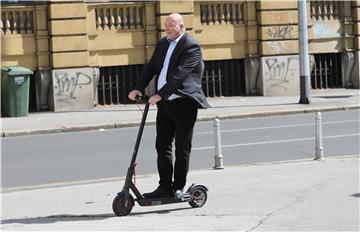 Mrak Taritaš apelira na Vladu da regulira vožnju električnim romobilima