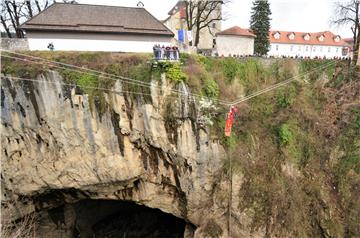 Hrvatska gorska služba spašavanja održala drugu u nizu aktivnosti pod sloganom "Niti koje nas povezuju“ - pokazna vježba iznad Đulinog ponora