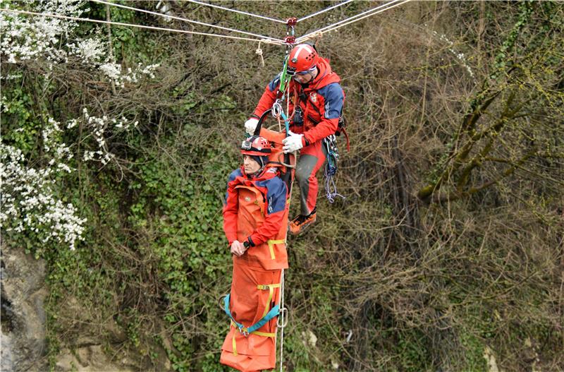 Hrvatska gorska služba spašavanja održala drugu u nizu aktivnosti pod sloganom "Niti koje nas povezuju“ - pokazna vježba iznad Đulinog ponora