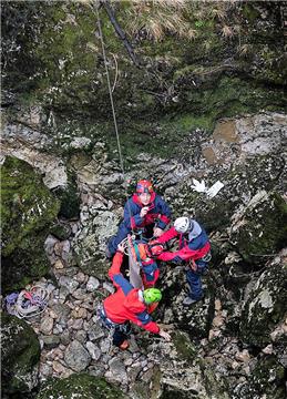 Hrvatska gorska služba spašavanja održala drugu u nizu aktivnosti pod sloganom "Niti koje nas povezuju“ - pokazna vježba iznad Đulinog ponora