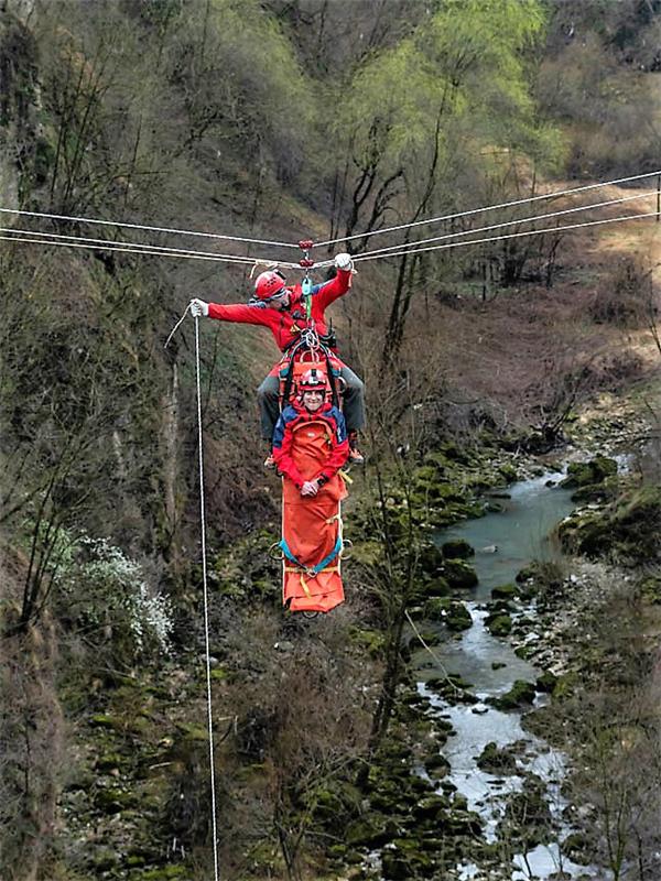 Hrvatska gorska služba spašavanja održala drugu u nizu aktivnosti pod sloganom "Niti koje nas povezuju“ - pokazna vježba iznad Đulinog ponora