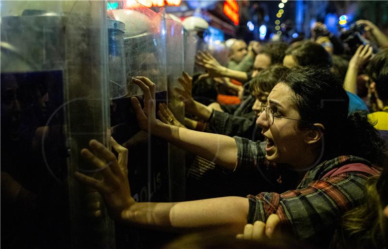 Turska policija suzavcem na žene u Istanbulu