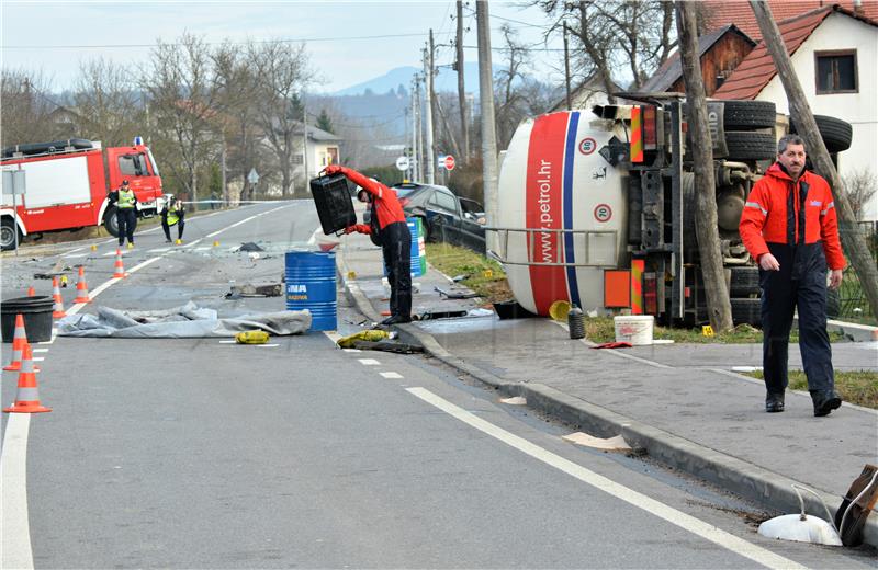 U sudaru automobila s cisternom jedna osoba poginula