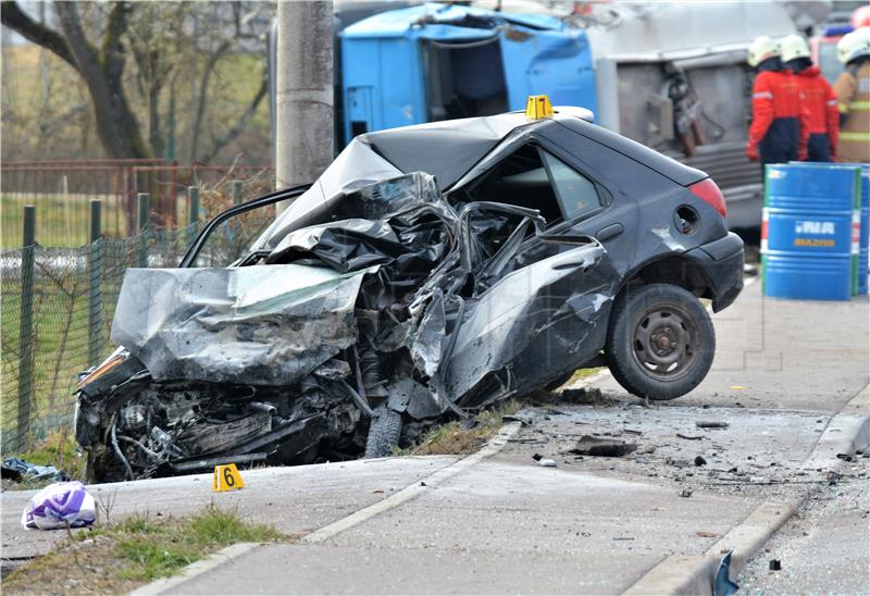 U sudaru automobila s cisternom jedna osoba poginula