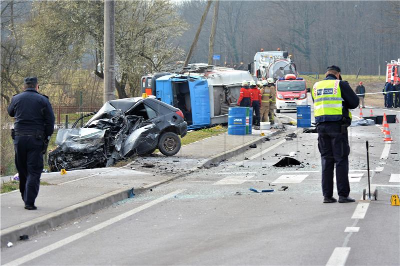 U sudaru automobila s cisternom jedna osoba poginula