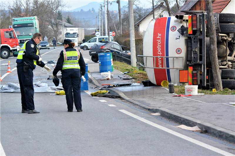 U sudaru automobila s cisternom jedna osoba poginula