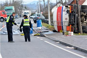 U sudaru automobila s cisternom jedna osoba poginula