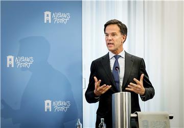 Ruke u zrak: Smušeni Rutte pozvao Nizozemce da se ne rukuju i odmah to zaboravio  