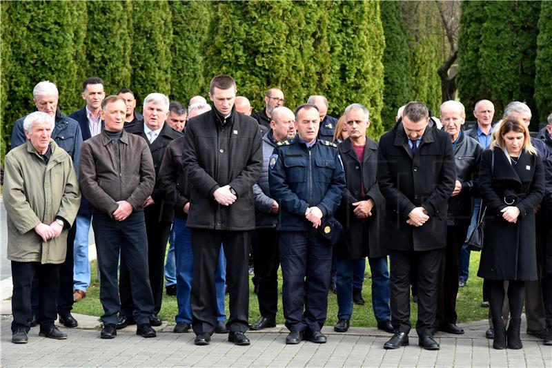 Polaganje vijenaca na na Memorijalnom groblju žrtava iz Domovinskog rata