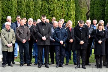 Polaganje vijenaca na na Memorijalnom groblju žrtava iz Domovinskog rata