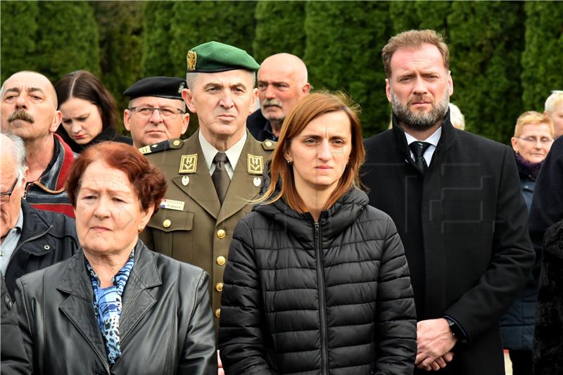 Polaganje vijenaca na na Memorijalnom groblju žrtava iz Domovinskog rata