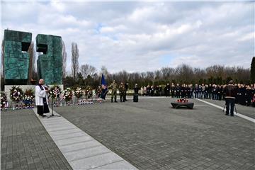 Polaganje vijenaca na na Memorijalnom groblju žrtava iz Domovinskog rata