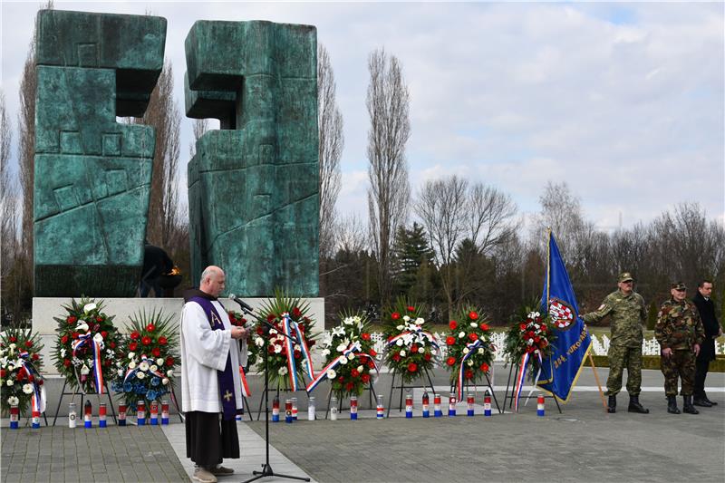 Polaganje vijenaca na na Memorijalnom groblju žrtava iz Domovinskog rata