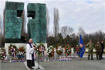 Polaganje vijenaca na na Memorijalnom groblju žrtava iz Domovinskog rata