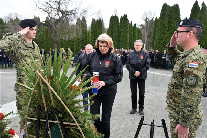 Polaganje vijenaca na na Memorijalnom groblju žrtava iz Domovinskog rata