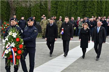 Polaganje vijenaca na na Memorijalnom groblju žrtava iz Domovinskog rata