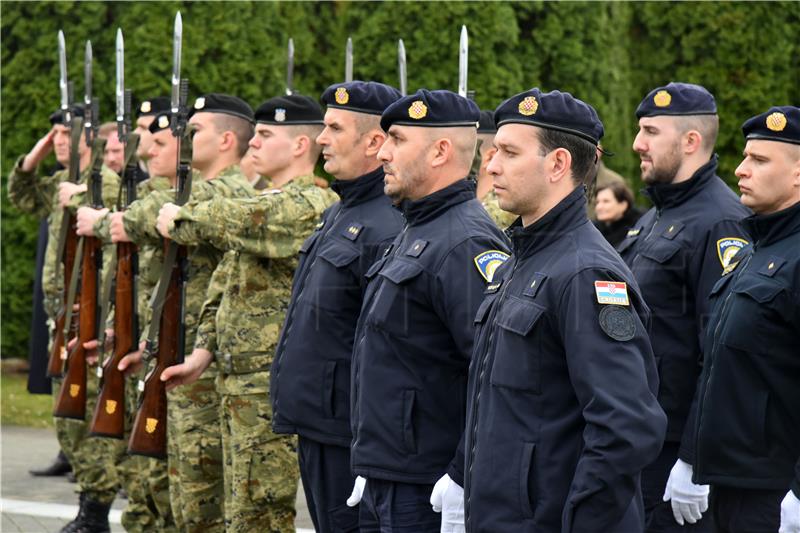 Polaganje vijenaca na na Memorijalnom groblju žrtava iz Domovinskog rata