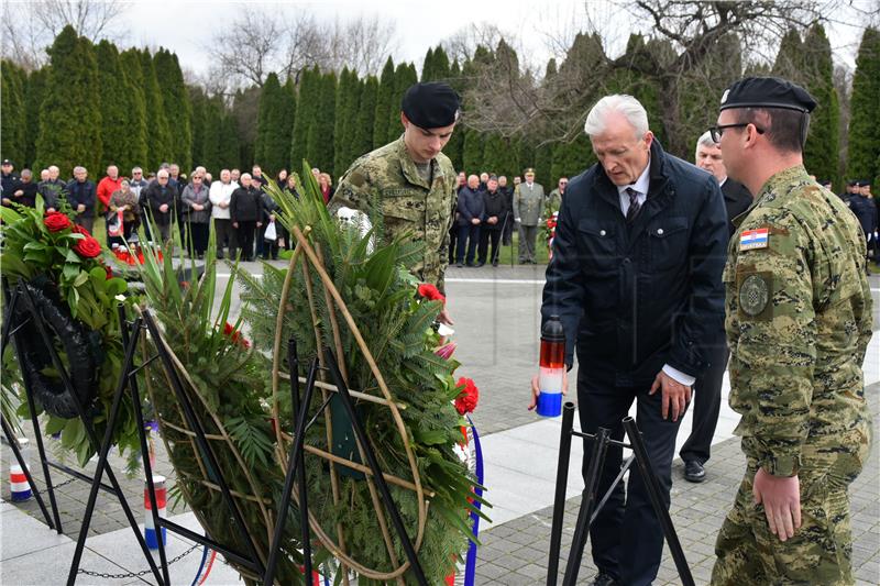 Polaganje vijenaca na na Memorijalnom groblju žrtava iz Domovinskog rata