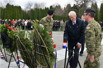 Polaganje vijenaca na na Memorijalnom groblju žrtava iz Domovinskog rata