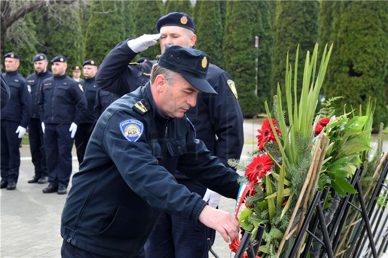 Polaganje vijenaca na na Memorijalnom groblju žrtava iz Domovinskog rata