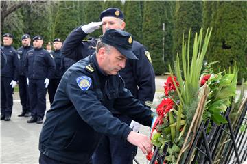 Polaganje vijenaca na na Memorijalnom groblju žrtava iz Domovinskog rata