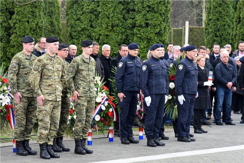 Polaganje vijenaca na na Memorijalnom groblju žrtava iz Domovinskog rata