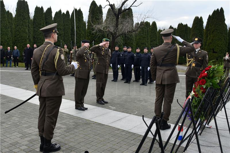 Polaganje vijenaca na na Memorijalnom groblju žrtava iz Domovinskog rata