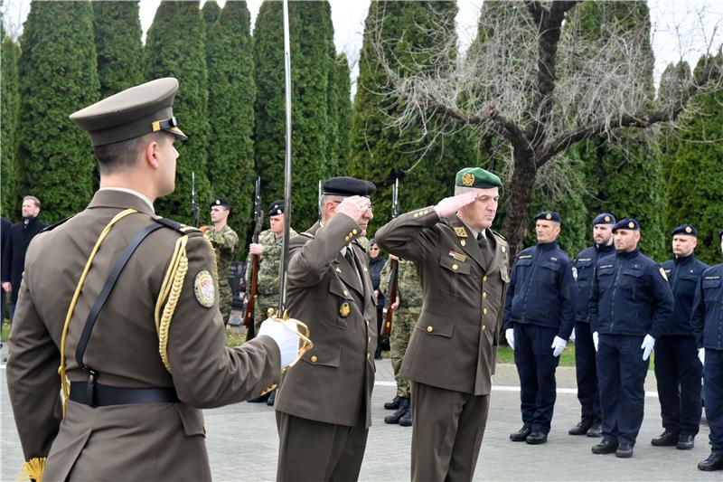 Polaganje vijenaca na na Memorijalnom groblju žrtava iz Domovinskog rata