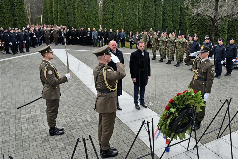 Polaganje vijenaca na na Memorijalnom groblju žrtava iz Domovinskog rata