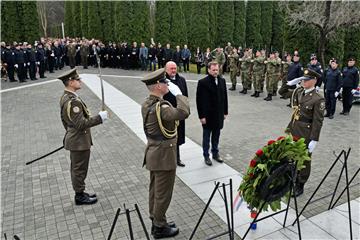 Polaganje vijenaca na na Memorijalnom groblju žrtava iz Domovinskog rata