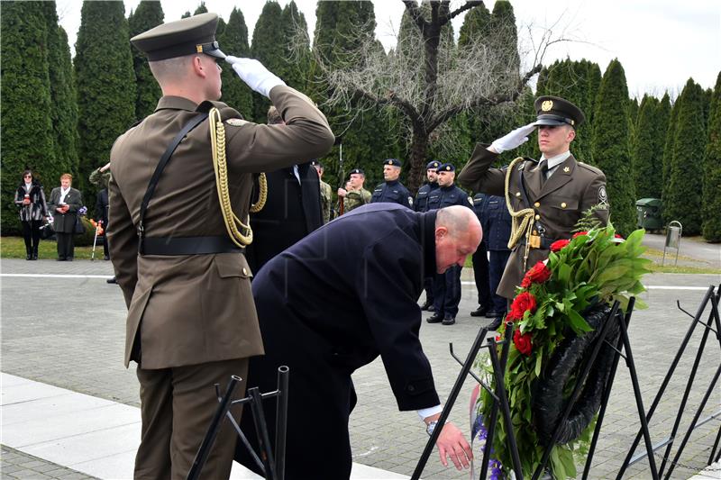 Polaganje vijenaca na na Memorijalnom groblju žrtava iz Domovinskog rata