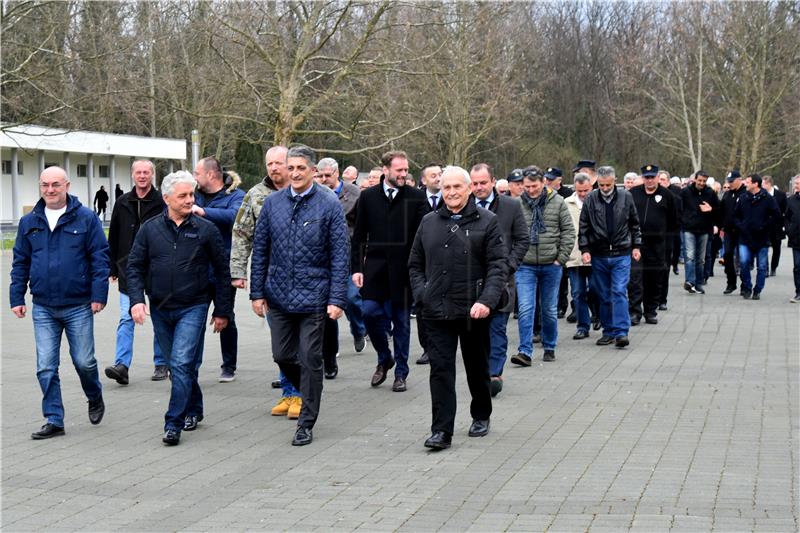 Polaganje vijenaca na na Memorijalnom groblju žrtava iz Domovinskog rata