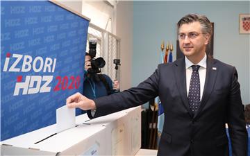 Premijer Plenković glasovao na stranačkim HDZ izborima