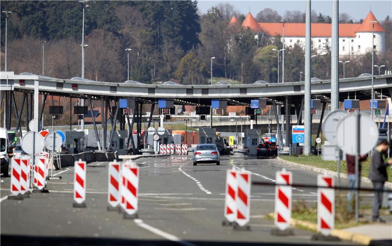 Pripadnici policije s maskama na graničnom prijelazu Bregana