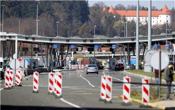 Pripadnici policije s maskama na graničnom prijelazu Bregana