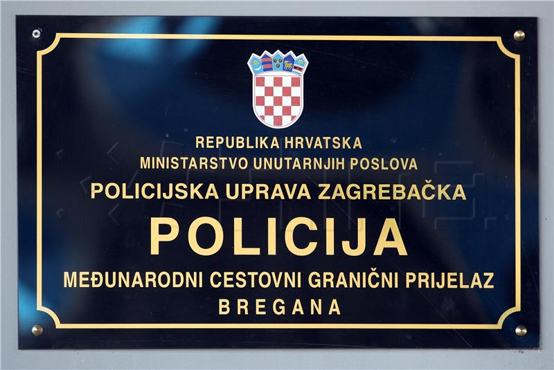 Pripadnici policije s maskama na graničnom prijelazu Bregana