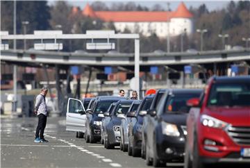 Pripadnici policije s maskama na graničnom prijelazu Bregana