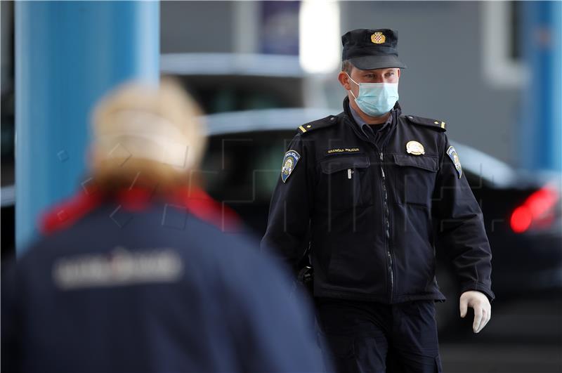 Pripadnici policije s maskama na graničnom prijelazu Bregana