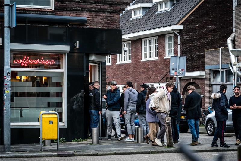 Nizozemci u redovima nakon odluke o zatvaranju coffee shopova