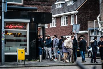 Nizozemci u redovima nakon odluke o zatvaranju coffee shopova